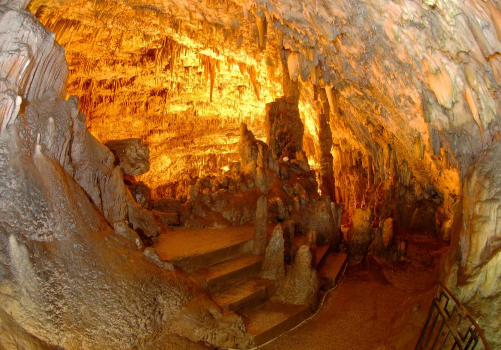 Drogarati Cave